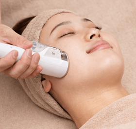 施術を受ける女性